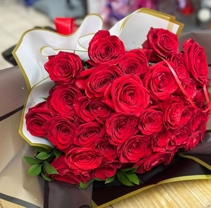 36 Red Roses Bunch Dream Bouquet - 36 Roses – With Love Balloon & Flower Design